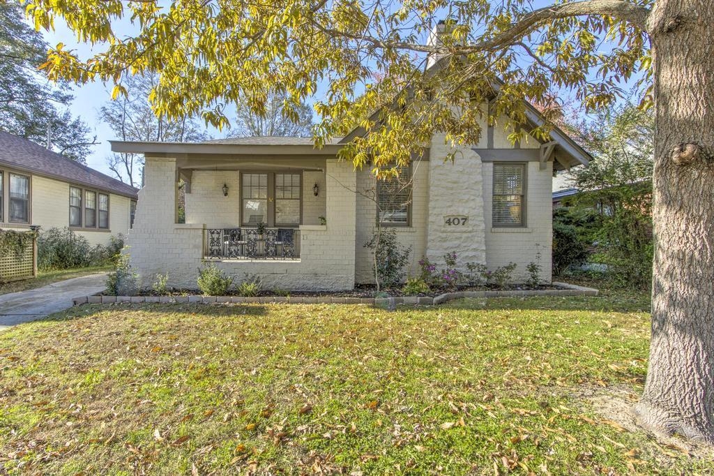 View of front facade featuring a front lawn and a porch