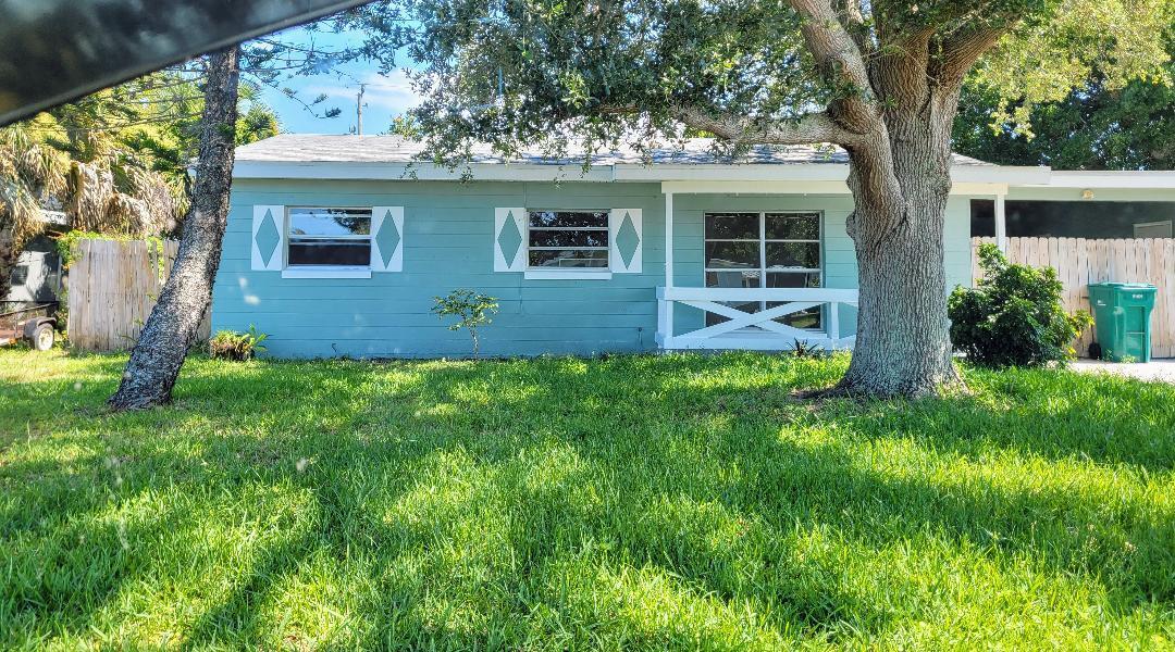 a view of house with a yard