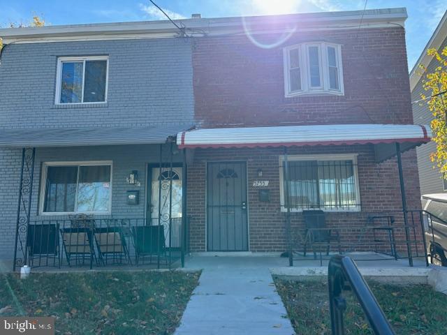 a view of house with backyard