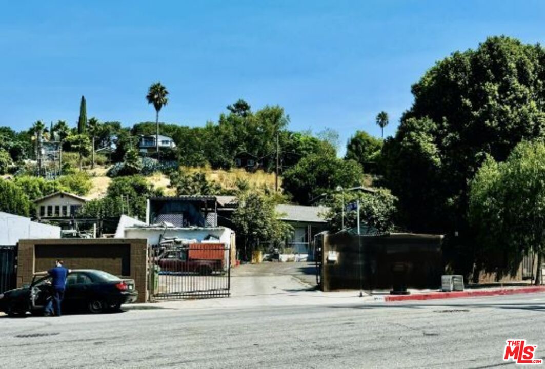 a view of a parking area