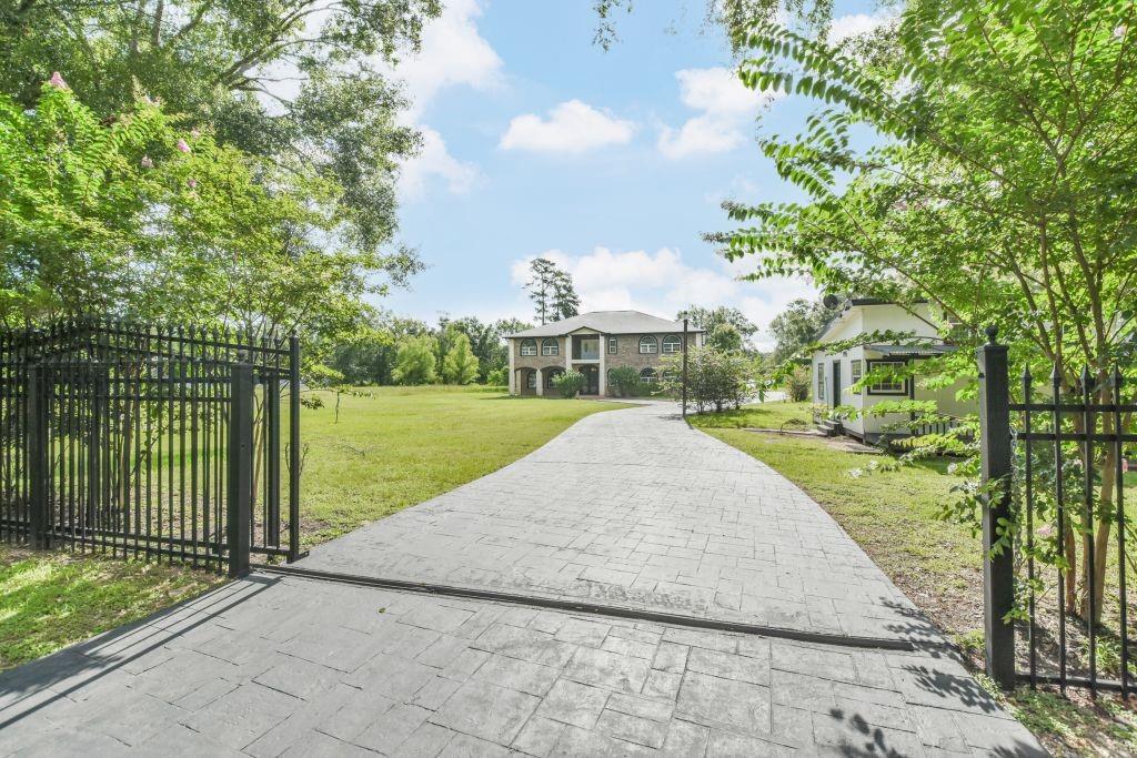 a view of a house with backyard and a garden