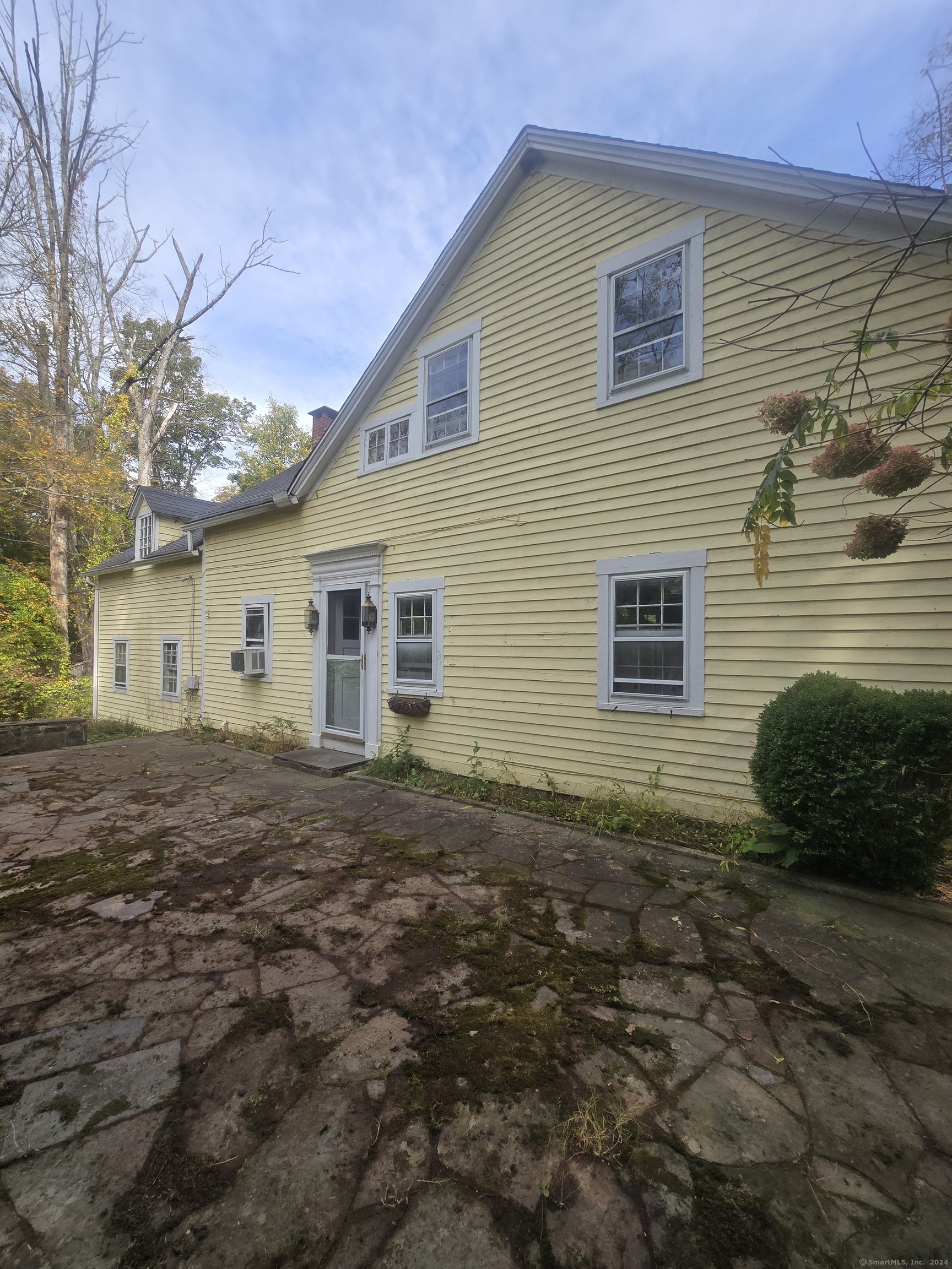 a view of a house with a backyard