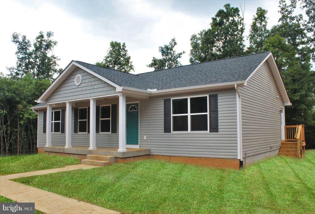 a view of a house with a yard