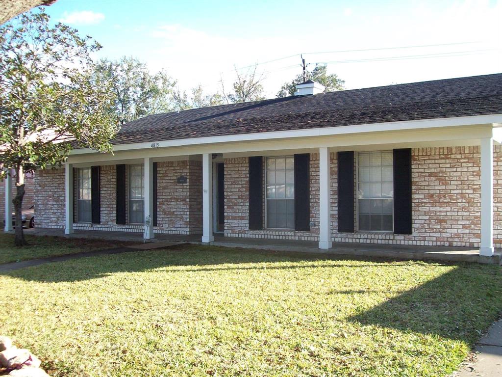 a view of a house with yard