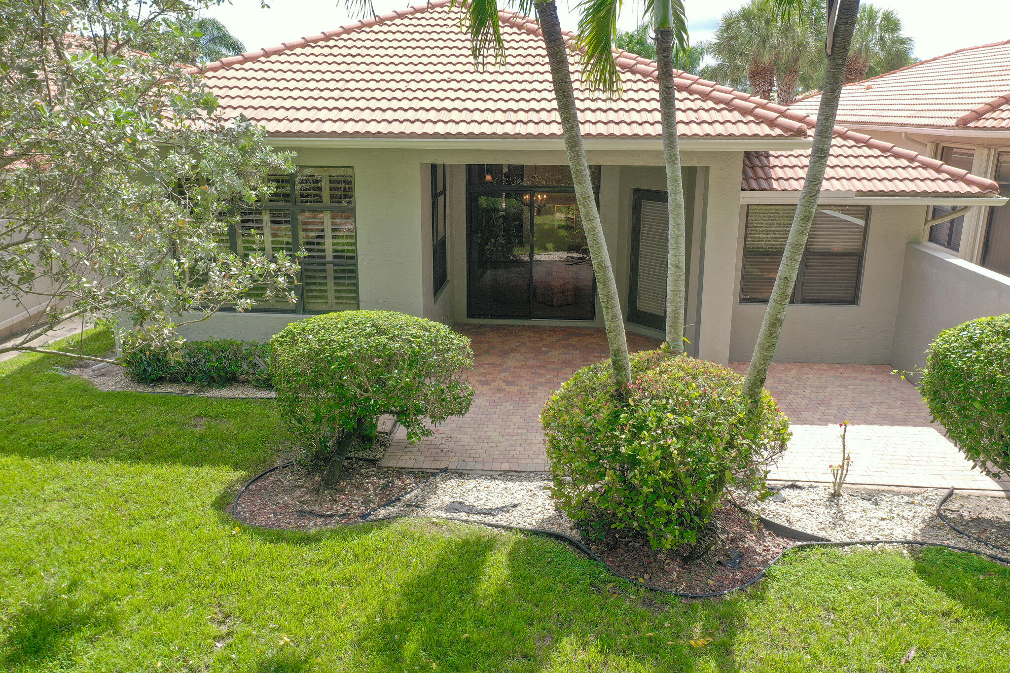 a view of a house with backyard and garden