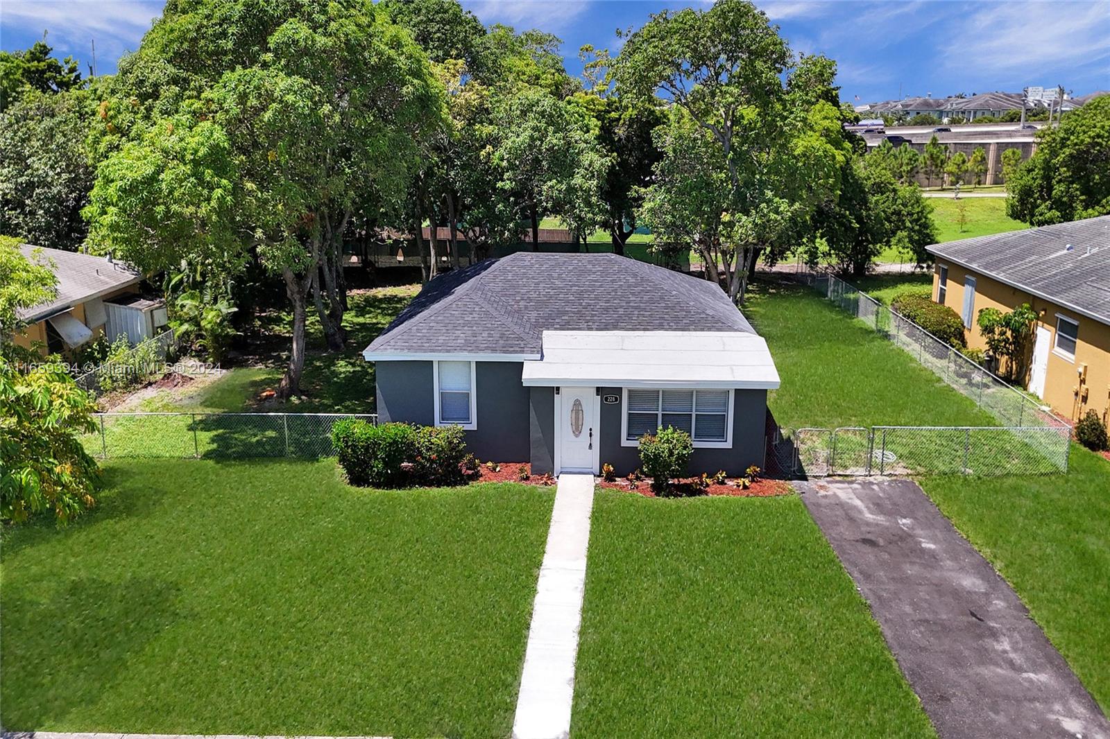 a view of a yard in front of house