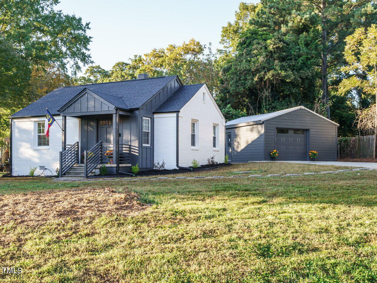 a view of a house with a yard