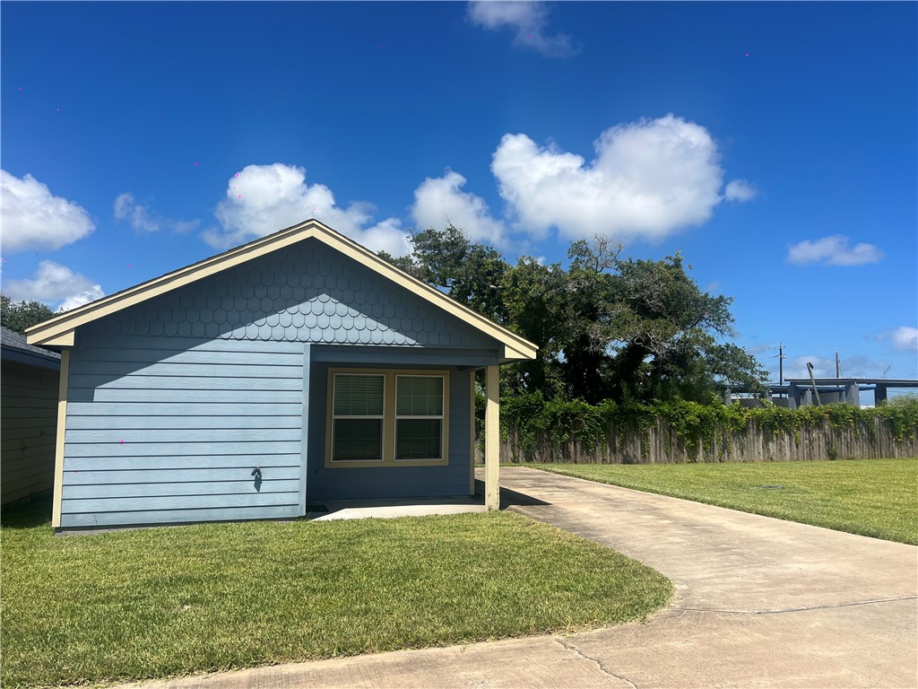 a view of a house with a yard