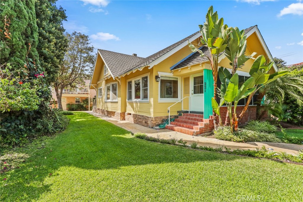 a view of a house with a backyard