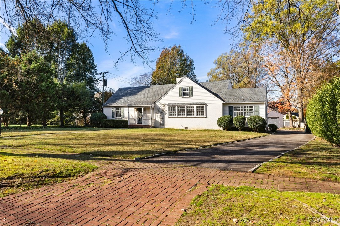 View of front facade with a front yard