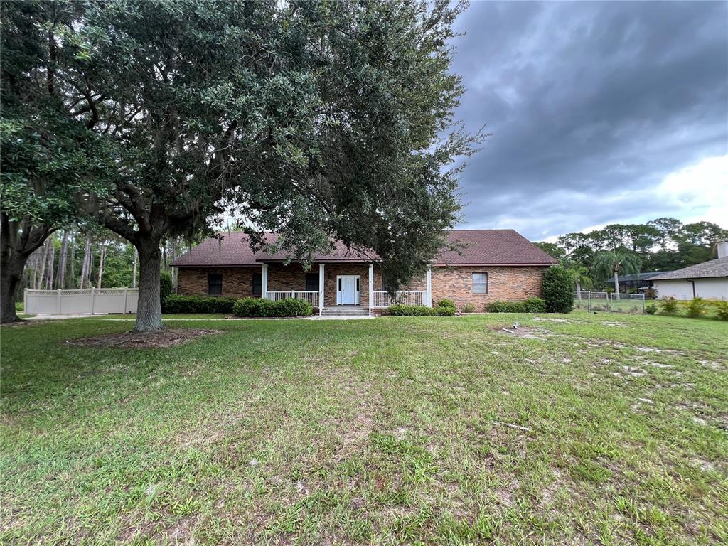 a view of a house with a yard