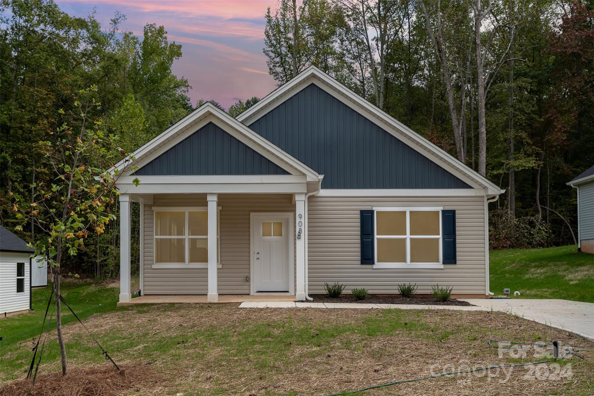 a view of front of a house with a yard