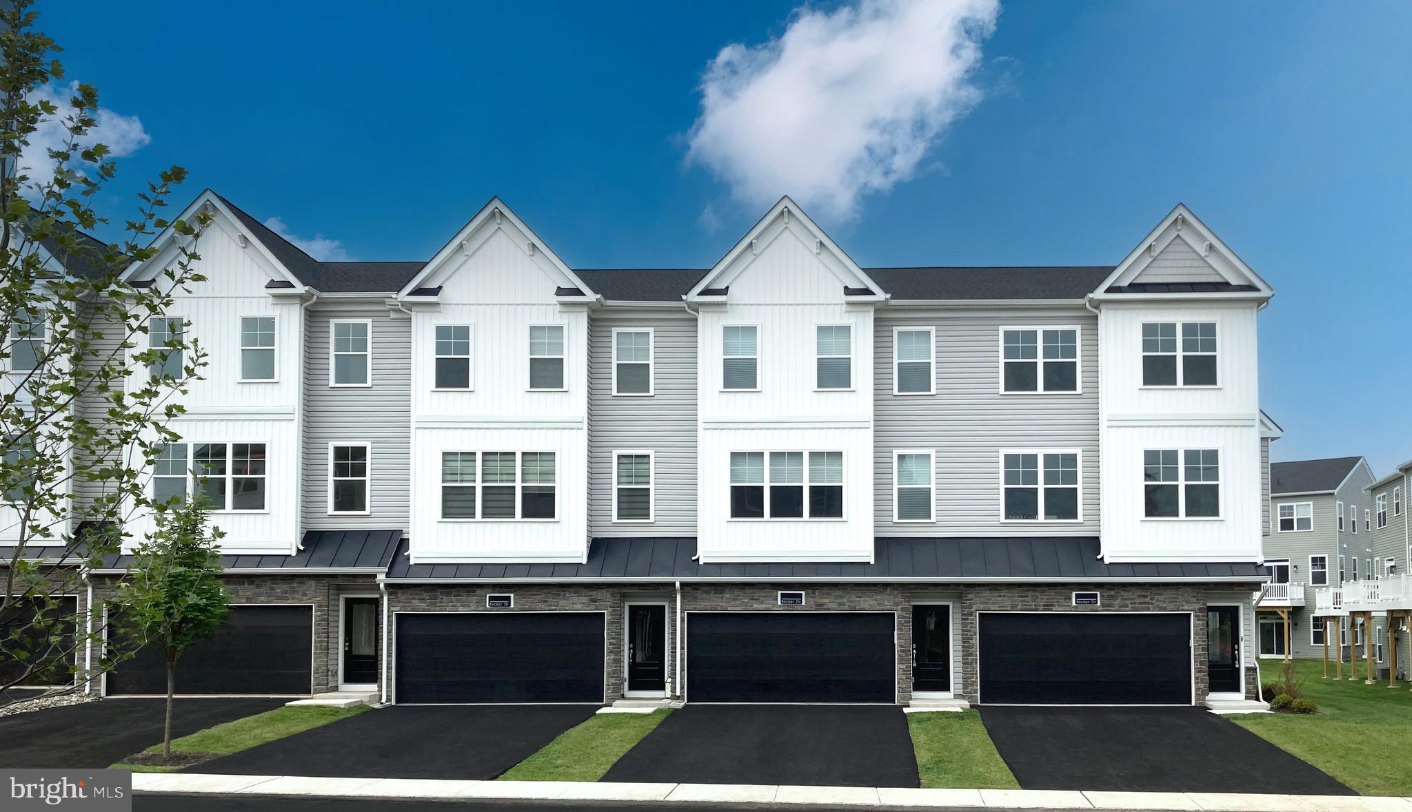 a view of residential houses with a yard