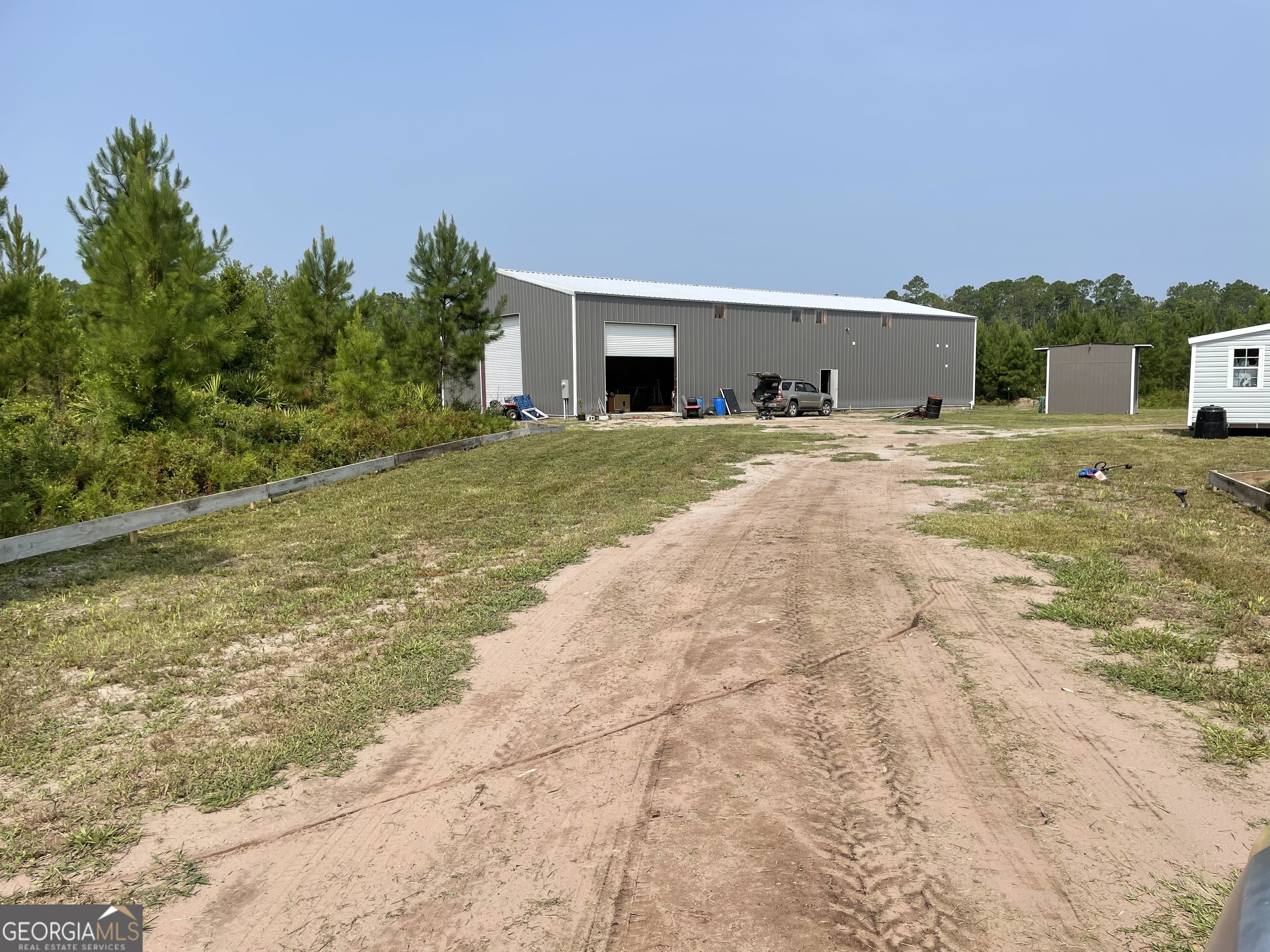 a view of a house with backyard and trees