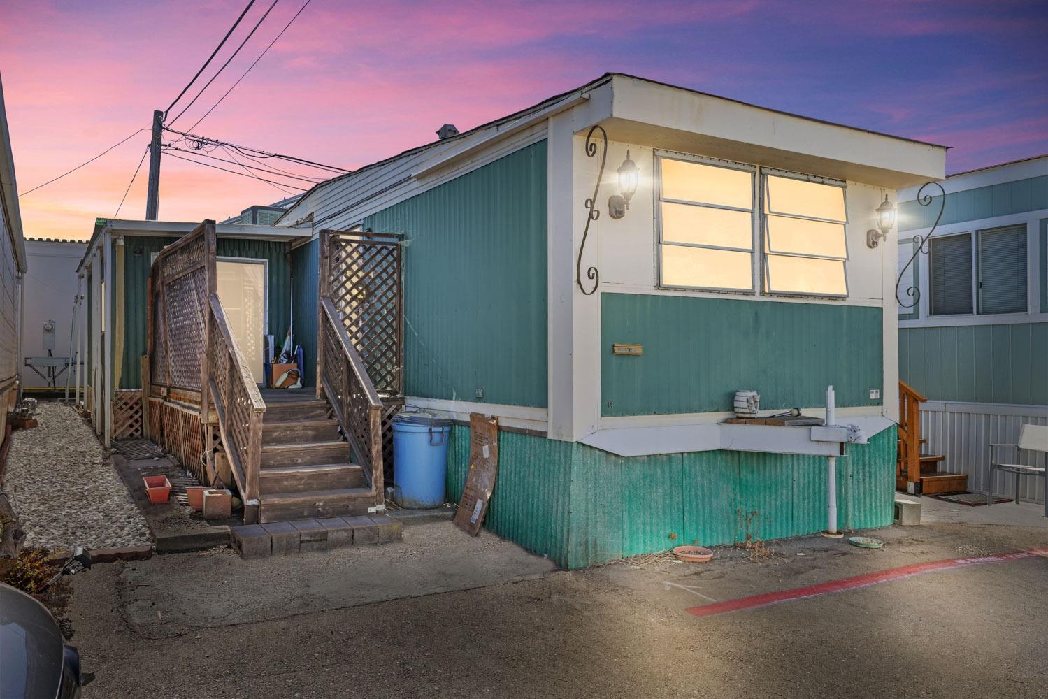 a view of back yard of the house