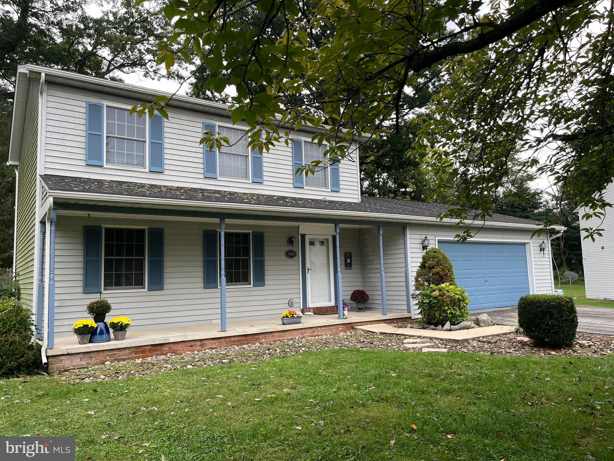 a front view of a house with garage