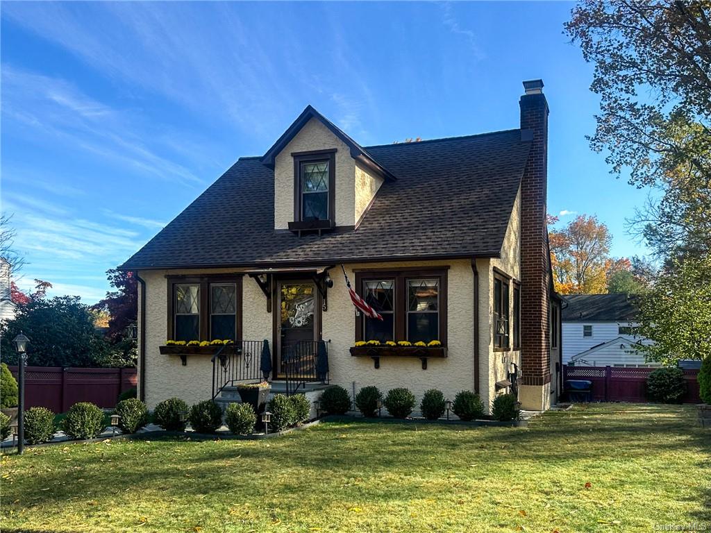 View of front of property featuring a front yard