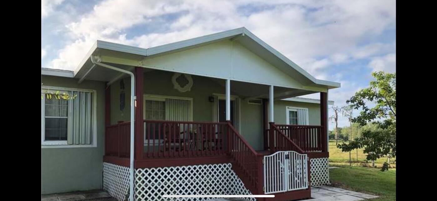 a view of a house with backyard