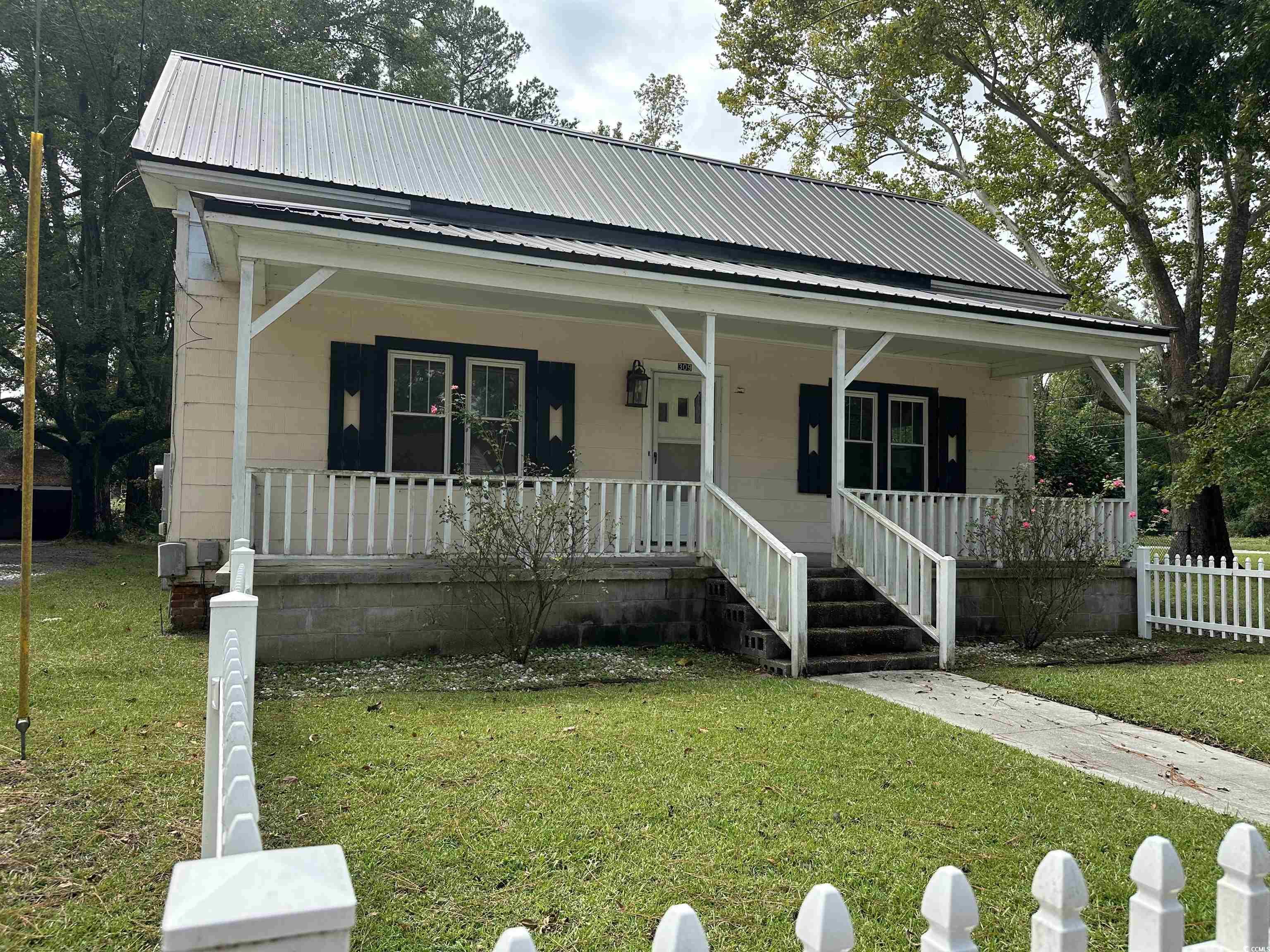 View of front of property featuring a front yard a