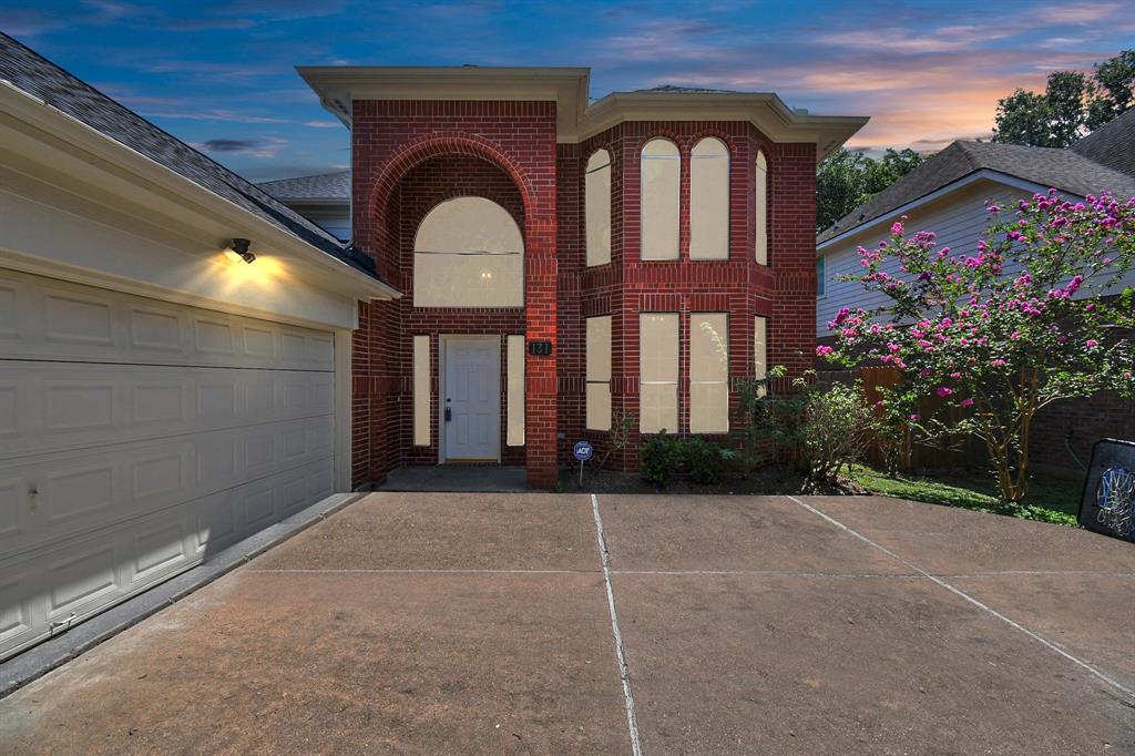 a view of entryway with garden