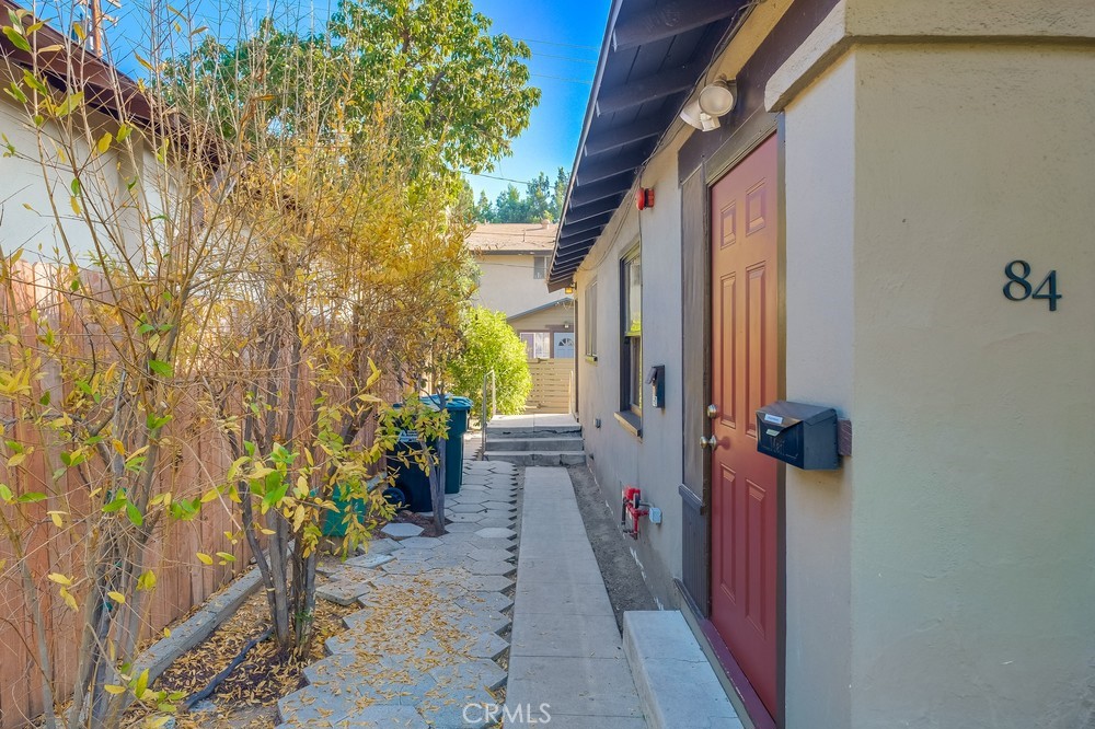 a view of a house with a backyard