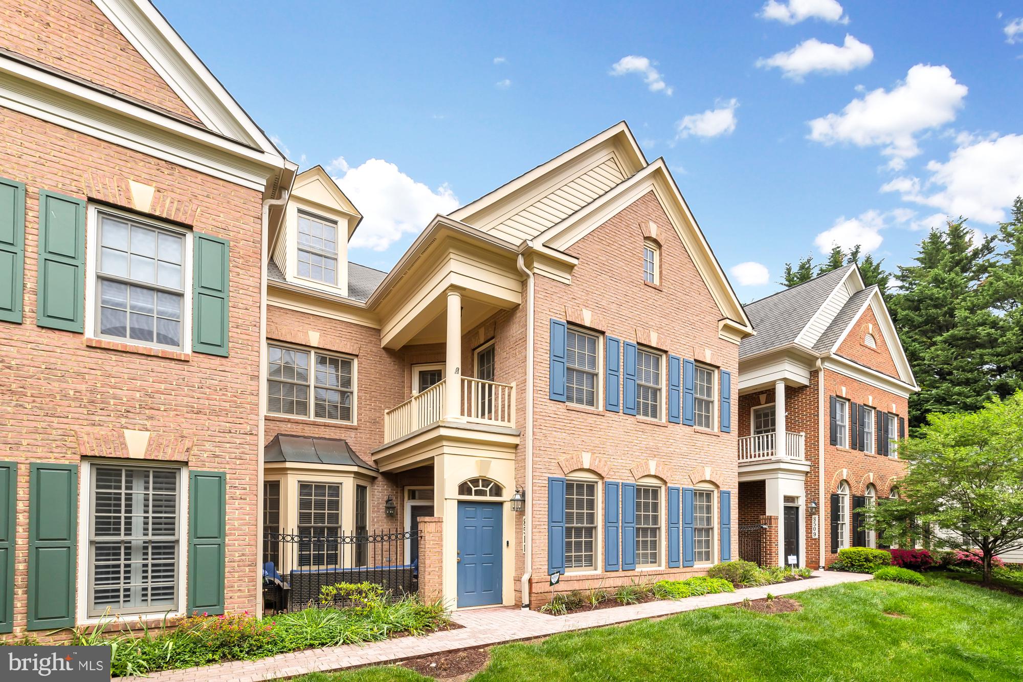 a view of residential houses with a yard