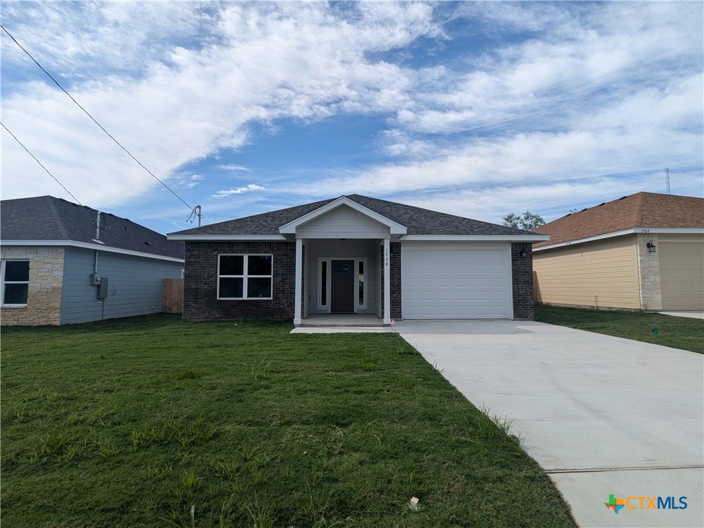 a view of a yard in front of a house