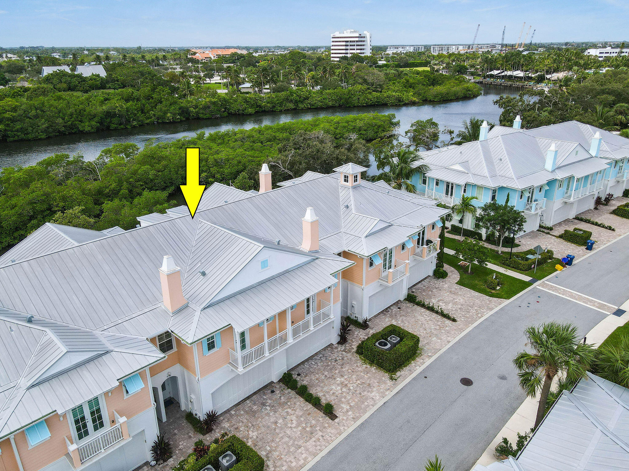 an aerial view of a house with outdoor space and lake view