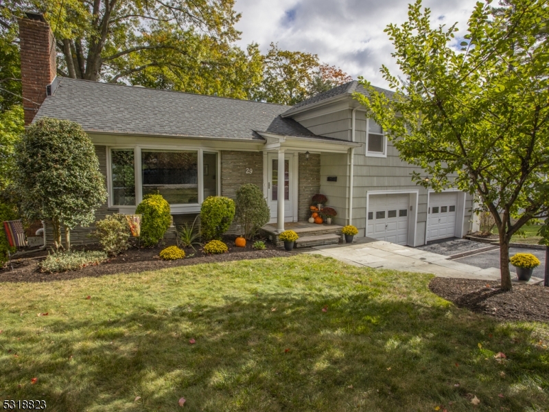 a view of a house with backyard