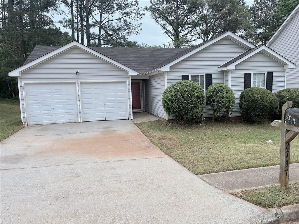 a view of front a house and garage