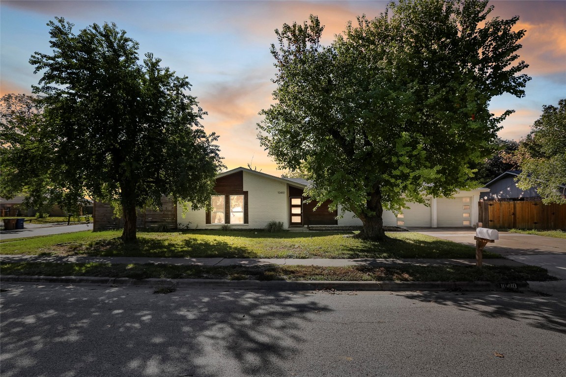 a view of a house with a yard