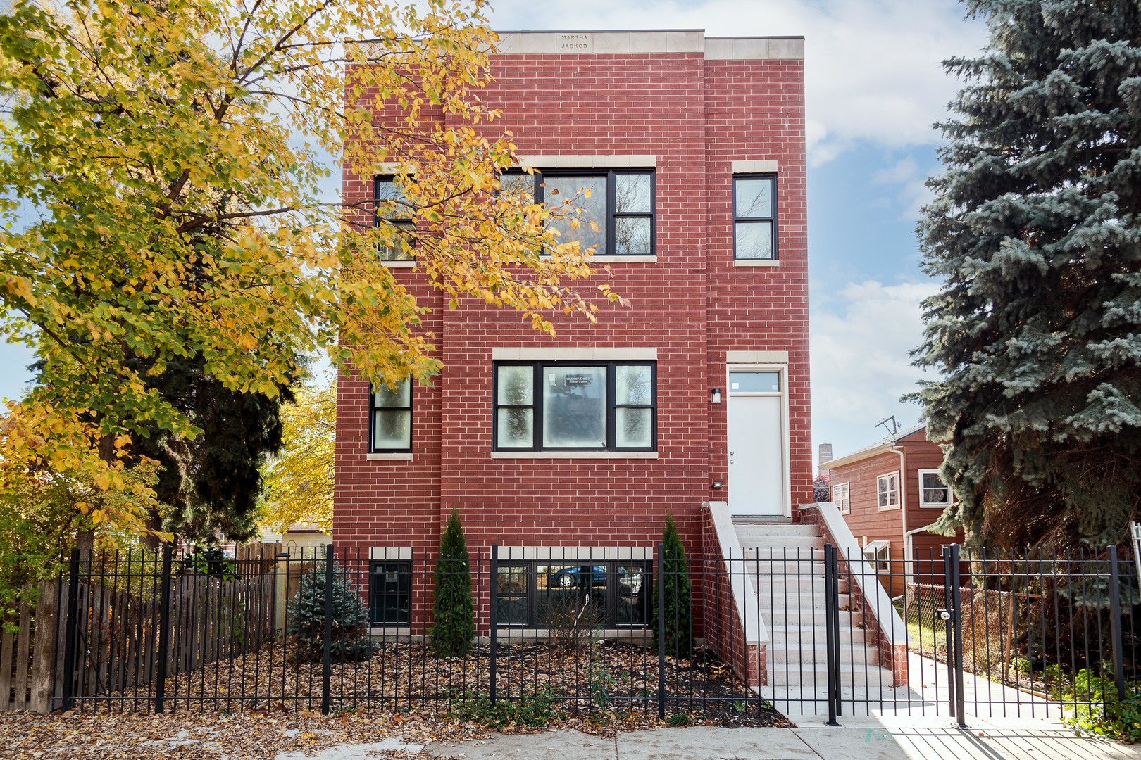 4207 West Roscoe Street, Unit 1R, Chicago, IL 60641 | Compass