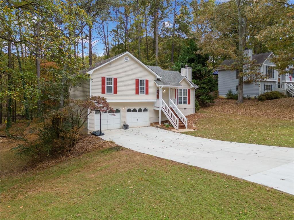 a view of a yard in front of house