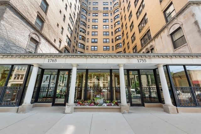 $299,000 | 1755 East 55th Street, Unit 804 | East Hyde Park