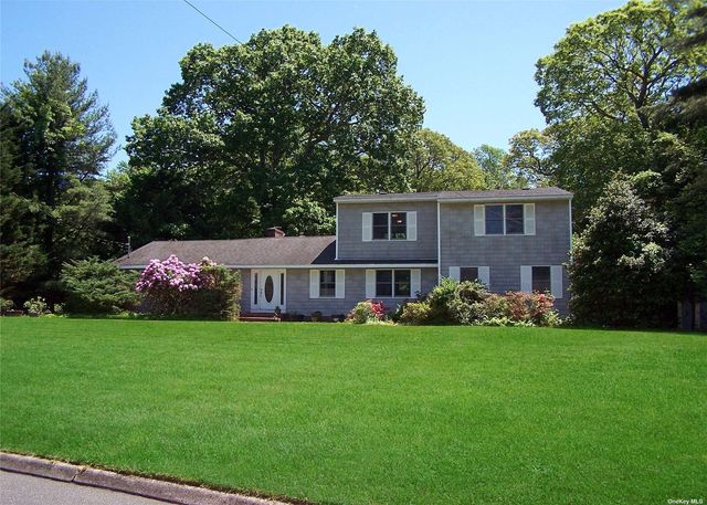 $849,000 | 14 Summerset Drive | Smithtown Hamlet