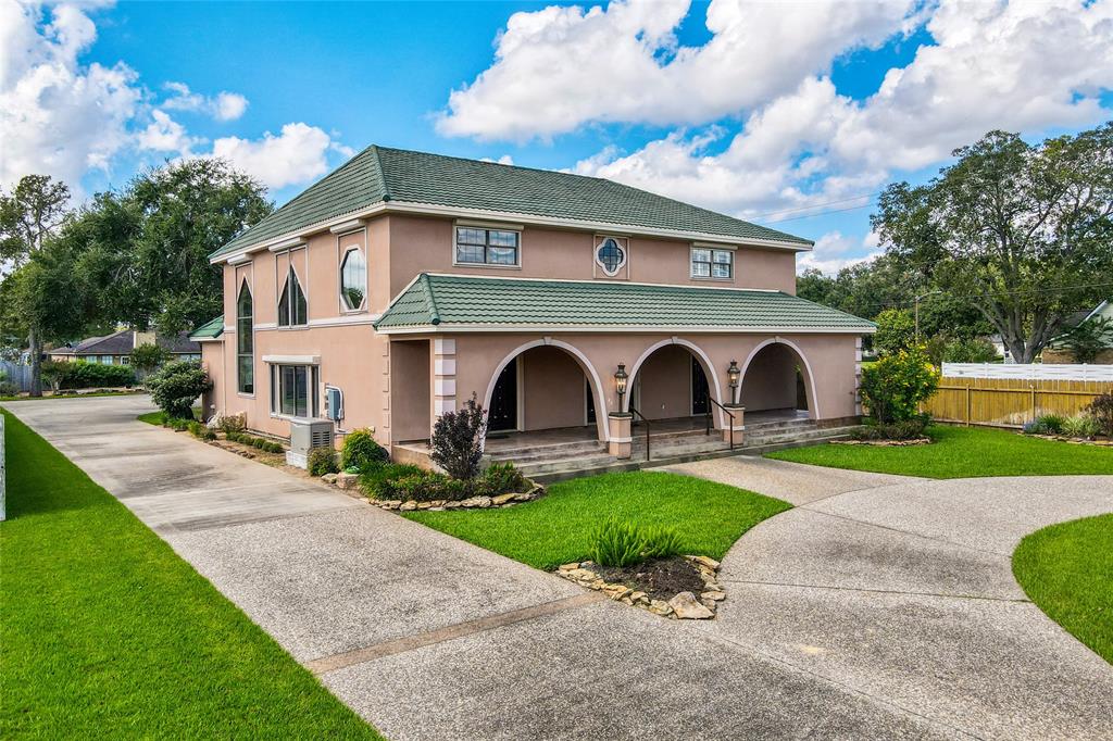 Welcome to Kelving Way Court in Wharton, TX. This home has all the bells and whistles for luxurious living.