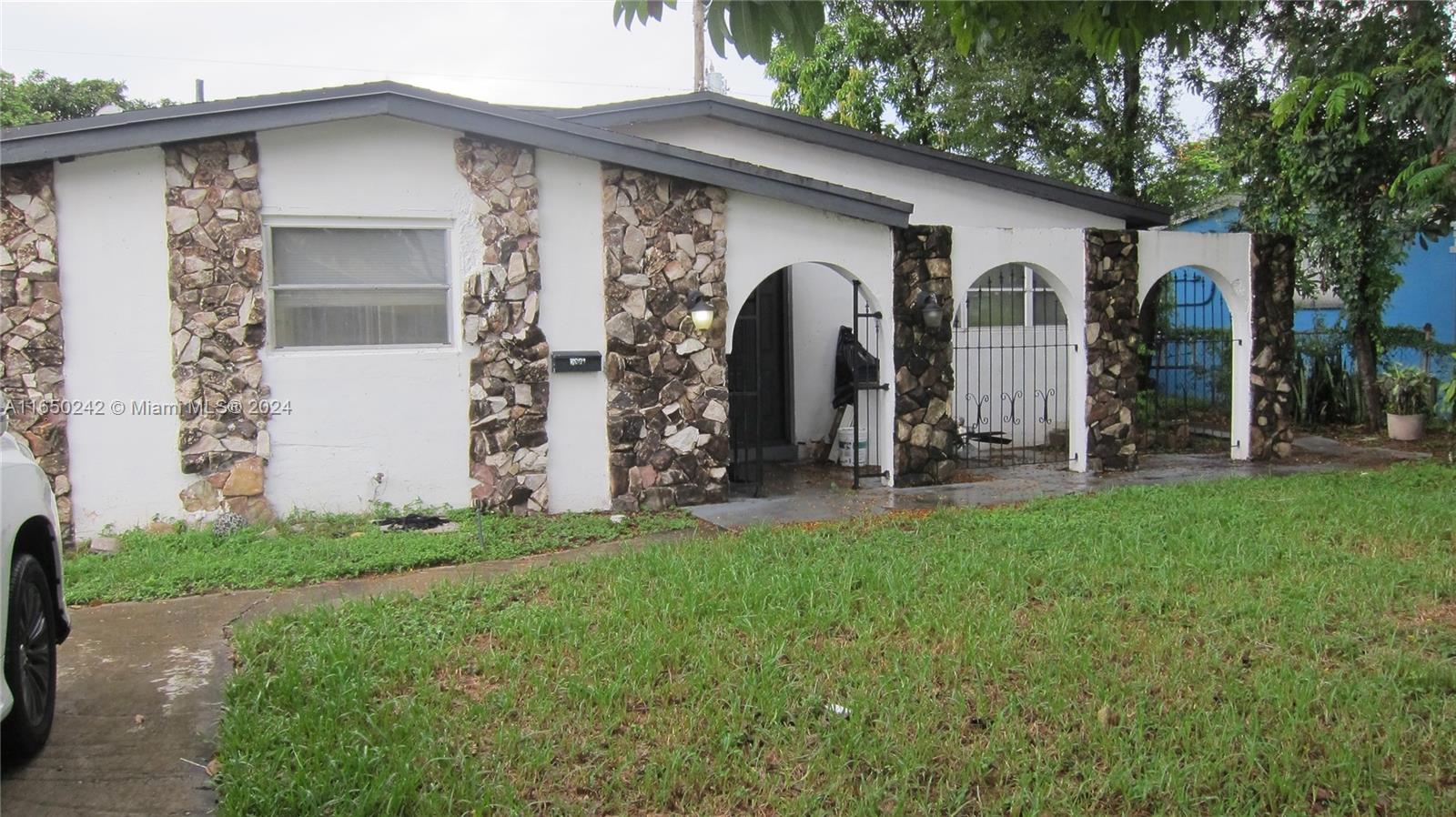 a view of a house with backyard and garden