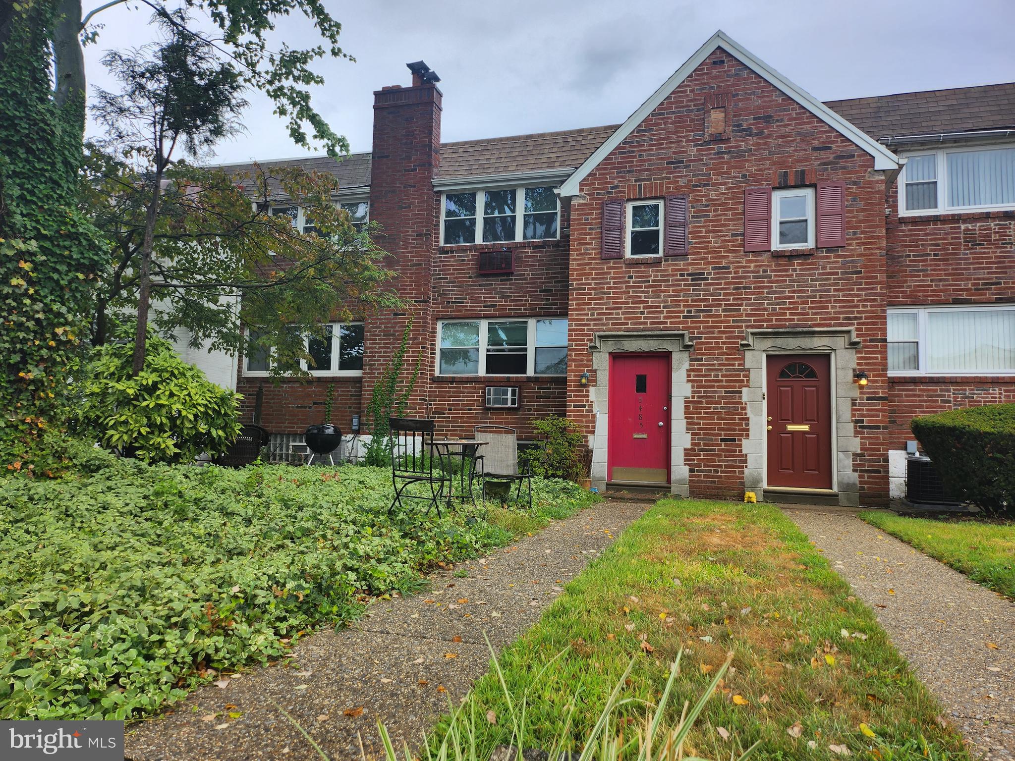 a view of a house with a yard and plants