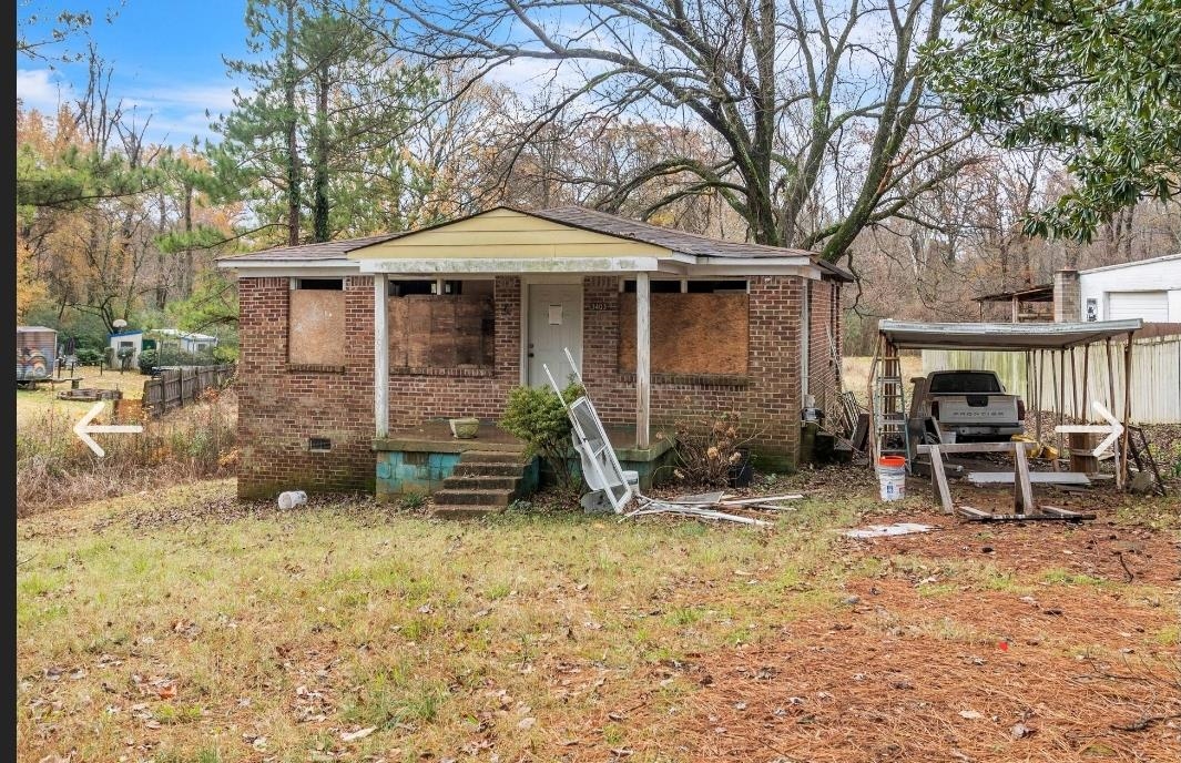 a view of a house with backyard