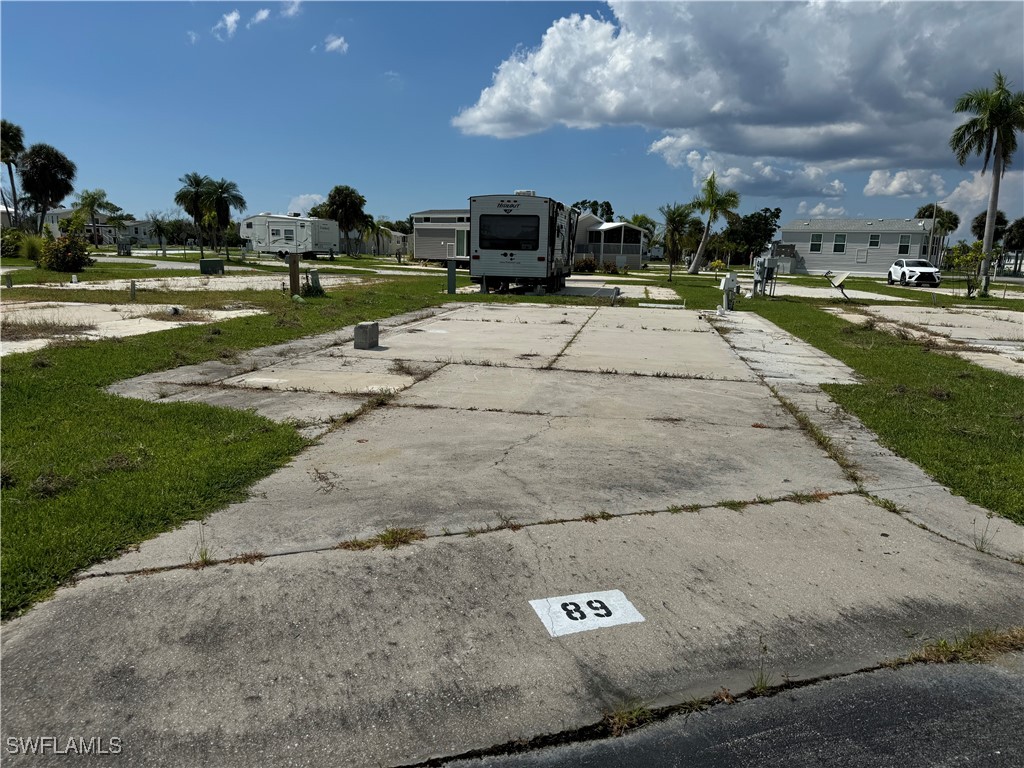 a view of a backyard