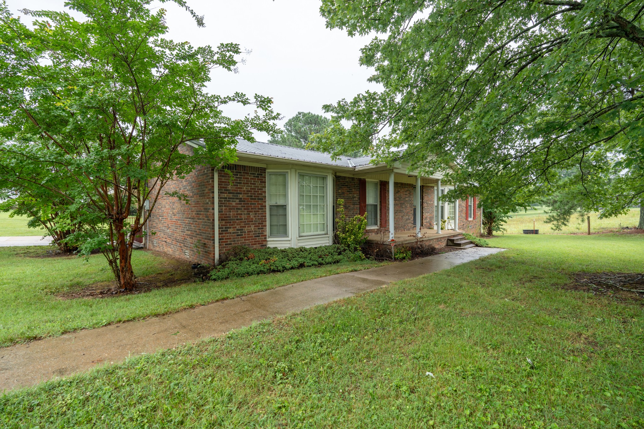 a view of a yard in front of house