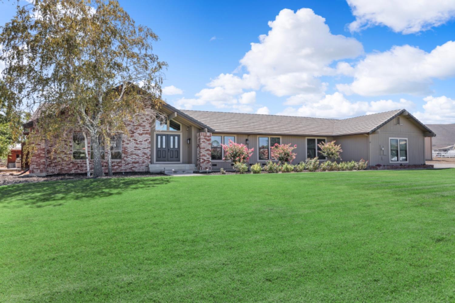 a view of house with garden