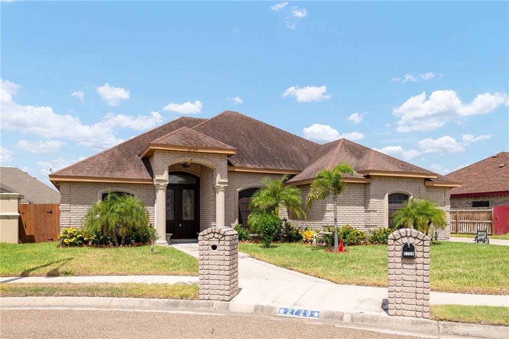 View of front facade featuring a front lawn