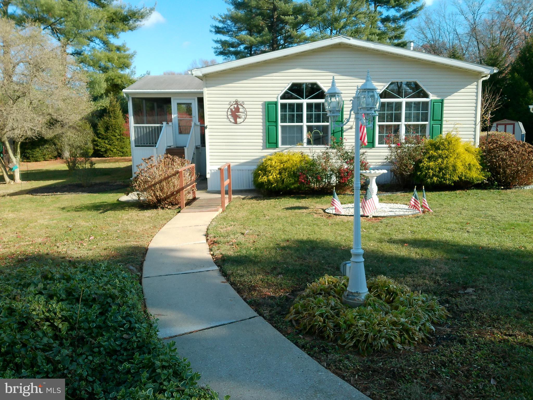 a view of a house with backyard