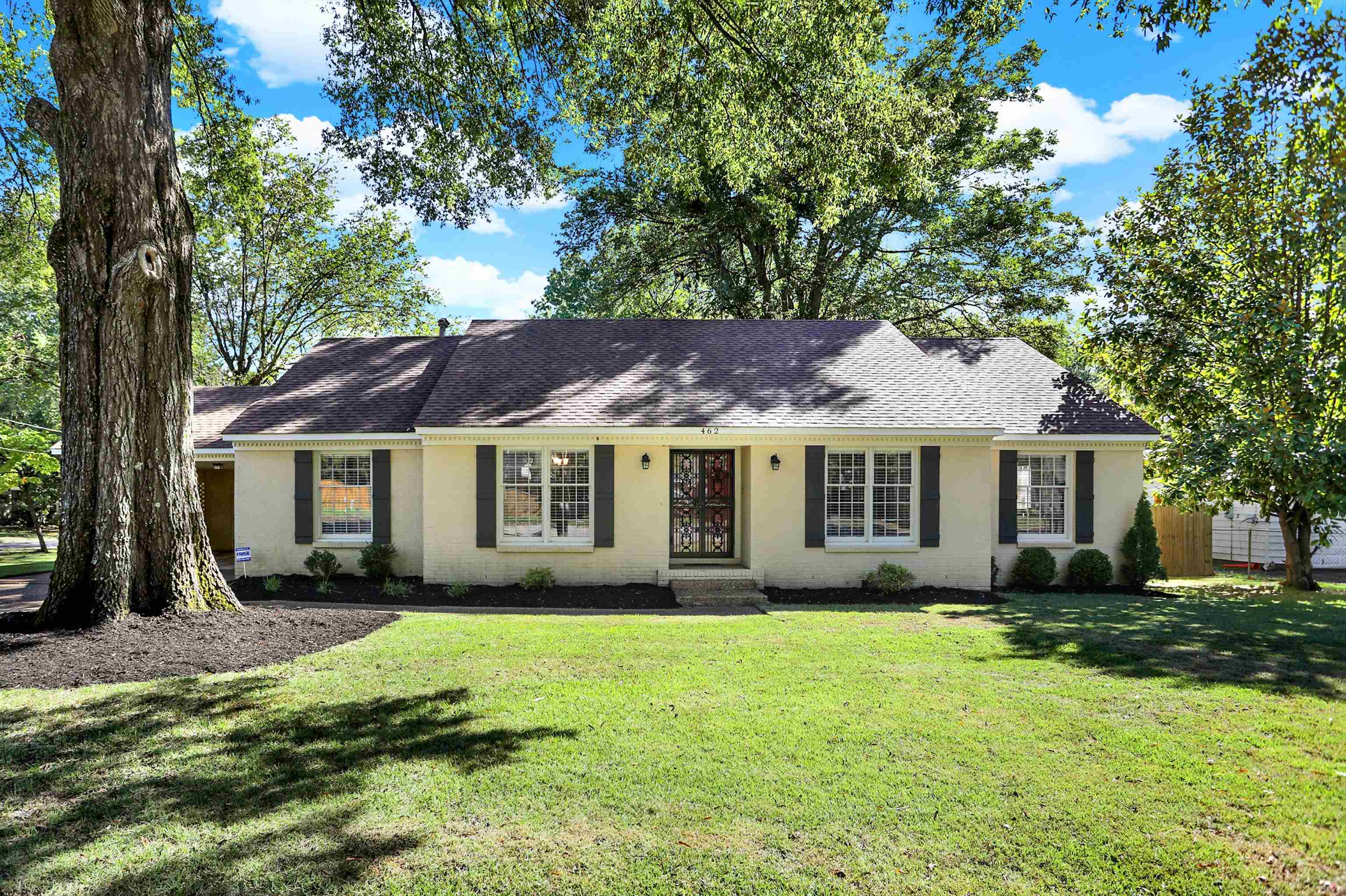 Ranch-style house featuring a front yard