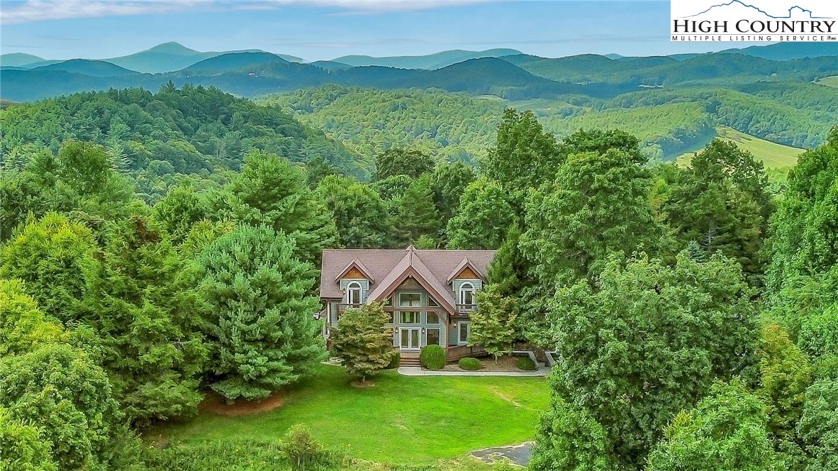 a view of a back yard