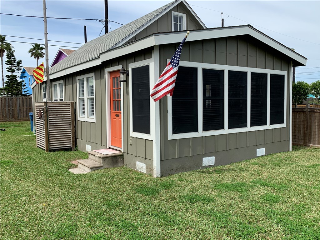 a view of front of house with a yard