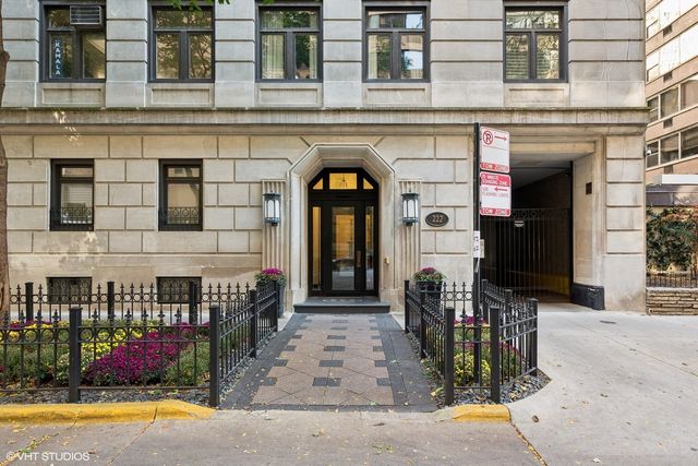 $1,125,000 | 222 East Chestnut Street, Unit 16A | Near North Side