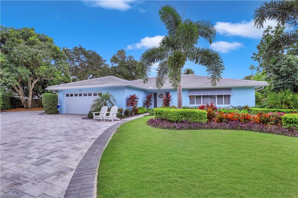 View of front of property featuring a front lawn