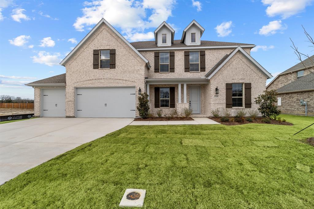 a view of a house with backyard